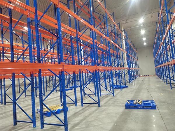 横梁式货架安装效果图