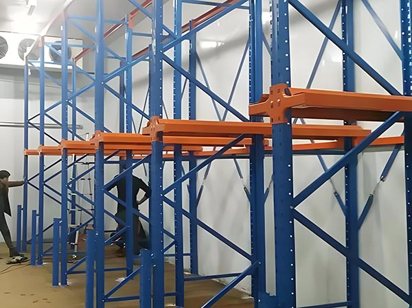 如何选择适合自己冷库的贯通货架类型？